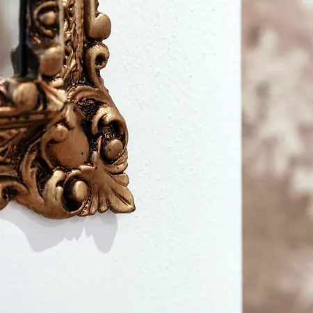 Lake's Vibes - The House Of Travelers